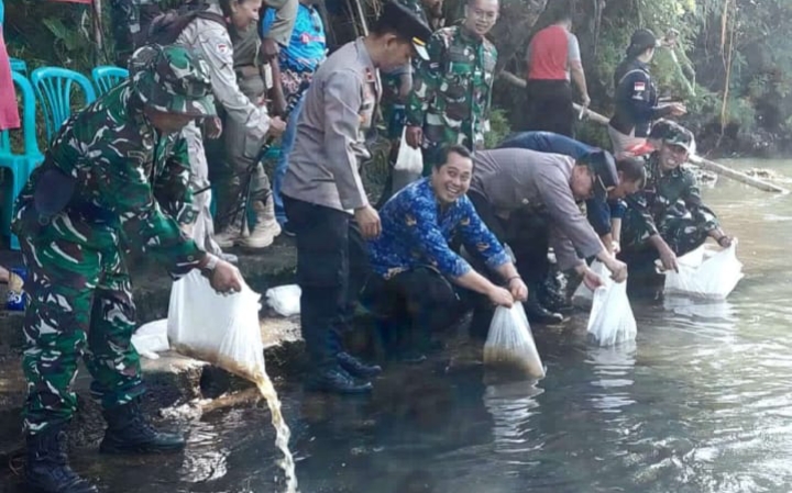 Perduli Lingkungan Kodim 0701 Banyumas, Tebar 10 Ribu Benih Ikan di Kaliberem Sokaraja