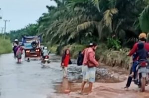 Breaking News!!! Banjir di Rt 35 Sungai Gelam Diduga karena Timbunan Tanah PT.MFR 