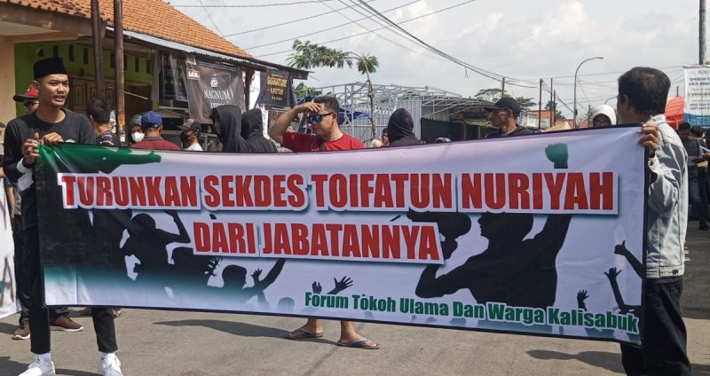 Demo Jilid II, Massa Menyegel Ruangan Kerja Sekdes Kalisabuk 