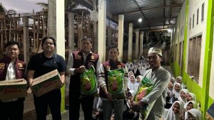 Perduli Pendidikan: Kapolres Oku Selatan, Kasat Reskrim dan Kanit Pidsus Berikan Bantuan Serta Beasiswa Ke Ponpes Tahfizh Roudlotus Sholihin