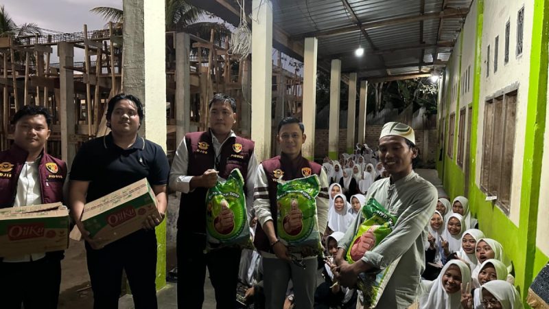 Perduli Pendidikan: Kapolres Oku Selatan, Kasat Reskrim dan Kanit Pidsus Berikan Bantuan Serta Beasiswa Ke Ponpes Tahfizh Roudlotus Sholihin